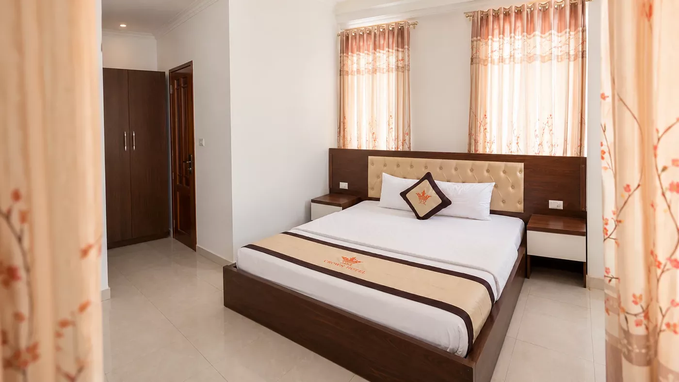 Phòng nghỉ tiện nghi Crown Hotel