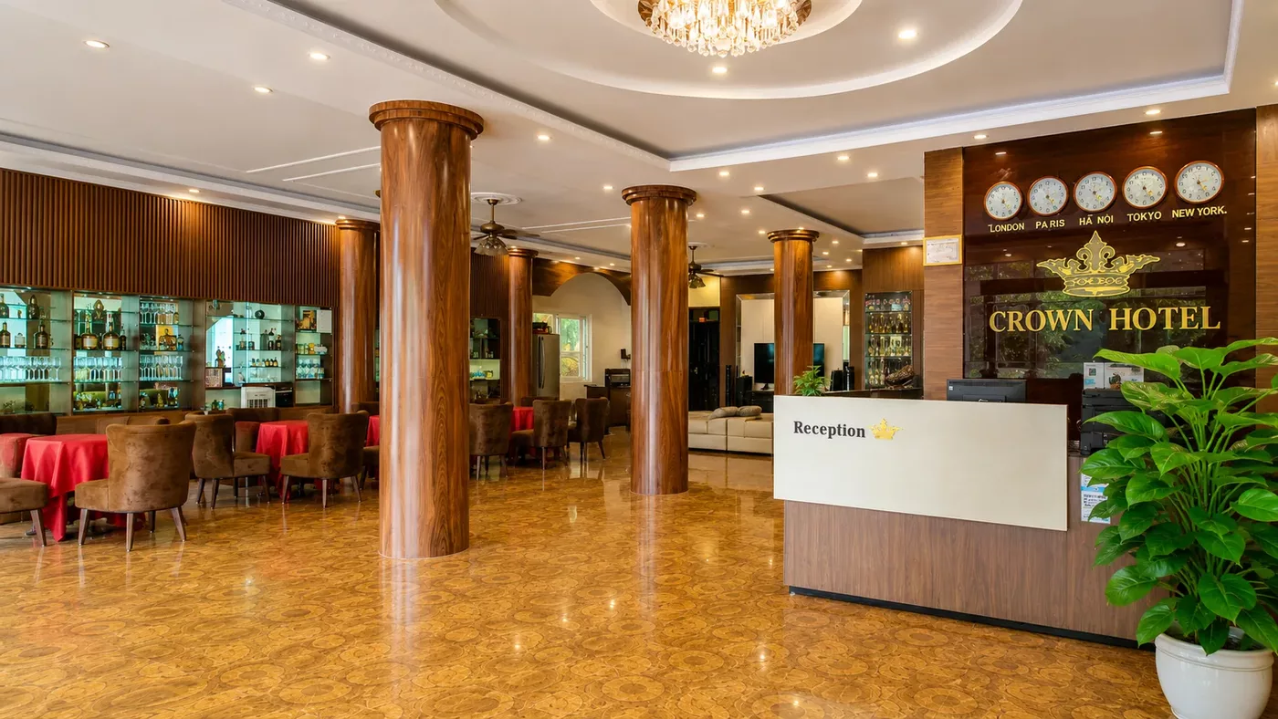 Sảnh chờ và quầy bar Crown Hotel