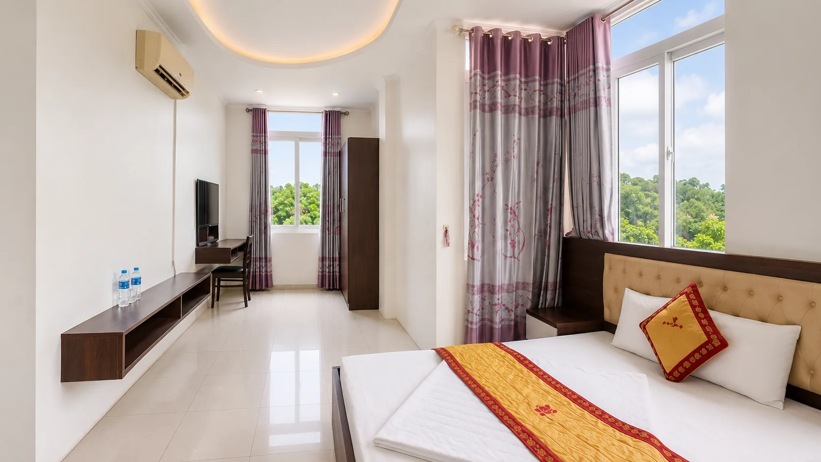 Phòng nghỉ rộng rãi tại Crown Hotel Thái Nguyên với view thành phố