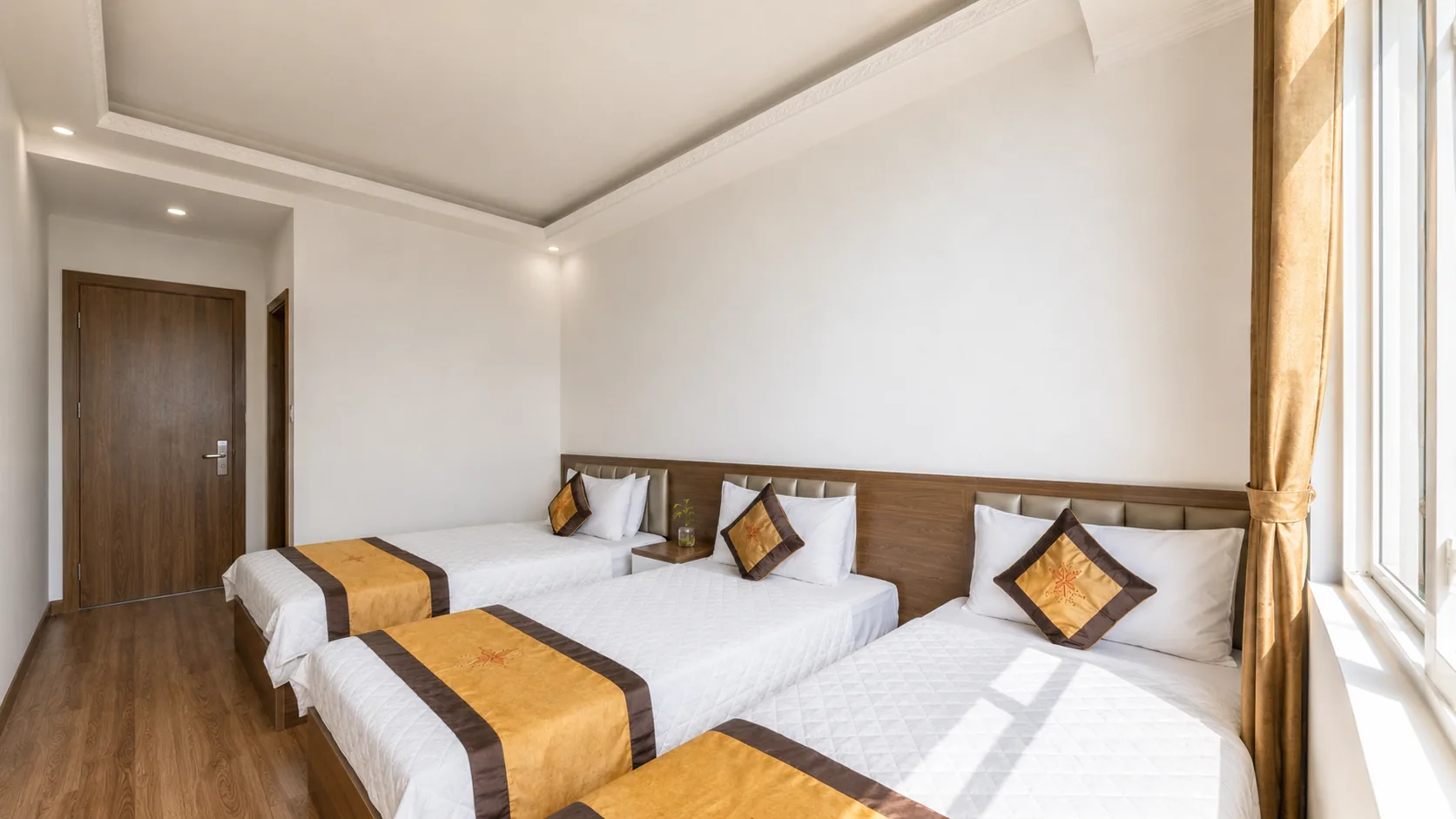 Phòng nghỉ rộng rãi tại Crown Hotel Thái Nguyên, nơi lý tưởng cho gia đình 2 người thuê dài hạn