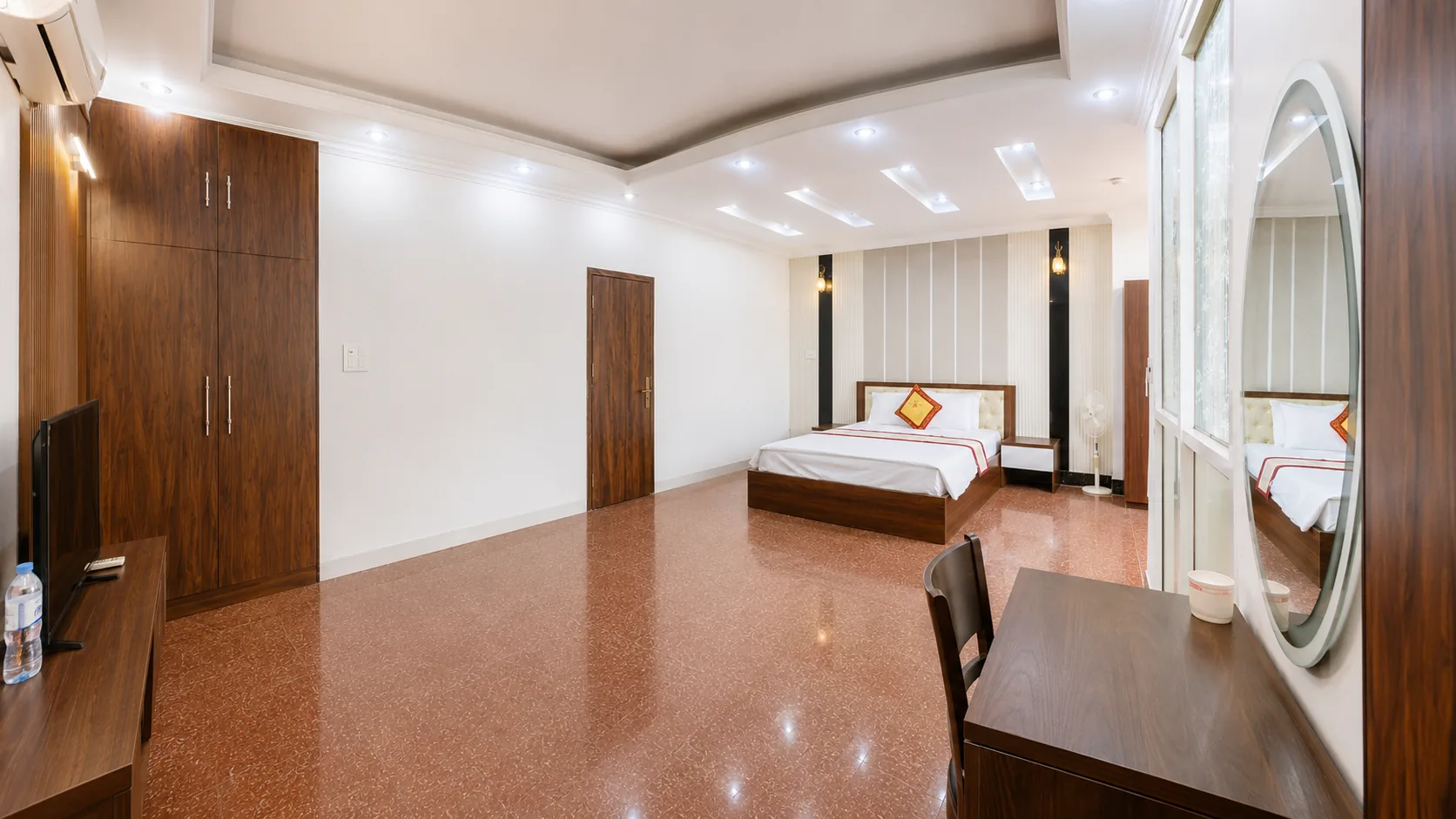 Người đang giới thiệu phòng khách sạn cho bạn bè qua điện thoại